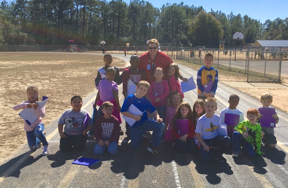 MSEwarriors's tweet photo. Mrs. Dahl‘s Weather Watchers moved their classroom outside for some expert investigations today. Thanks @kdahl97 for always making learning so much fun! https://t.co/HLJrQxZVI3