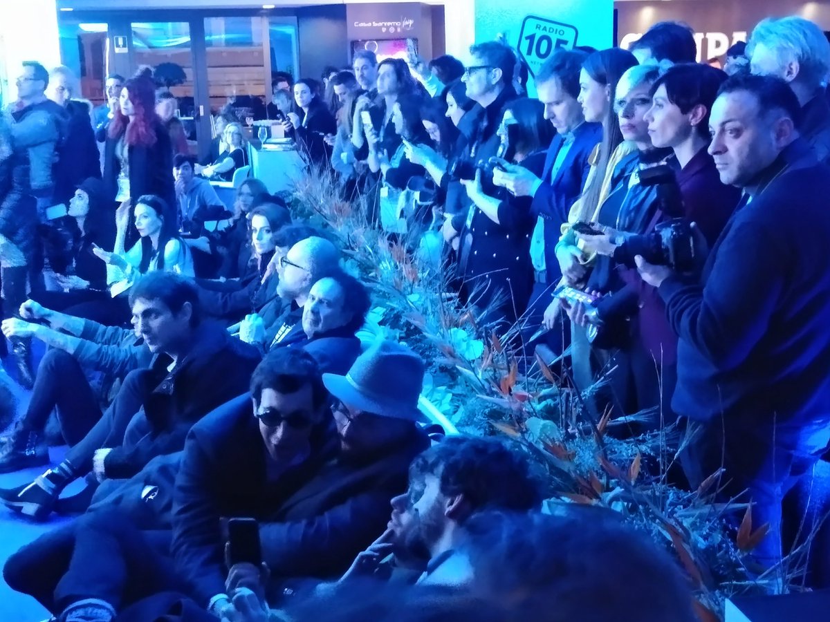 Radio105's tweet photo. Dalla copertina di @tvsorrisi al palco di @CasaSanremoffic stasera sono passati tutti di qui per un brindisi 😉 (grazie a #duchessalia per le bollicine) https://t.co/q8q9rtDvmO