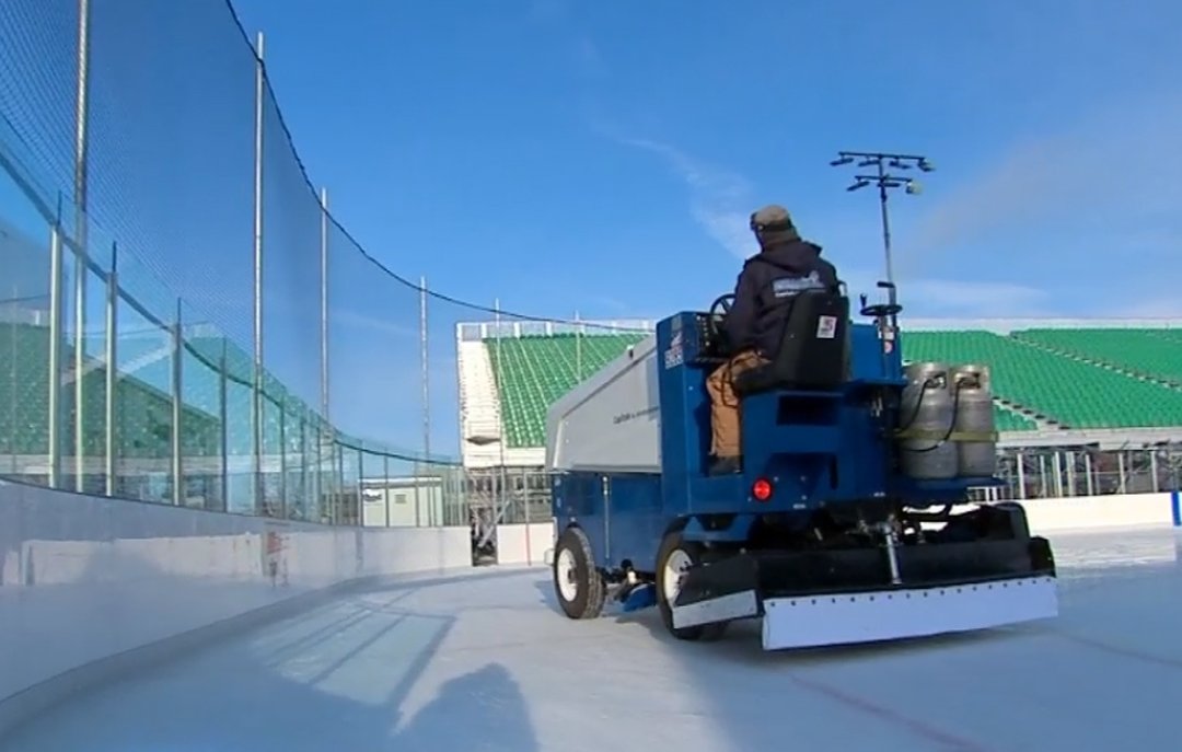 TVASports's tweet image. À VOIR | Classique hivernale de la #LHJMQ à Drummondville : un défi logistique bit.ly/2sarien (@MLalancetteTVA)