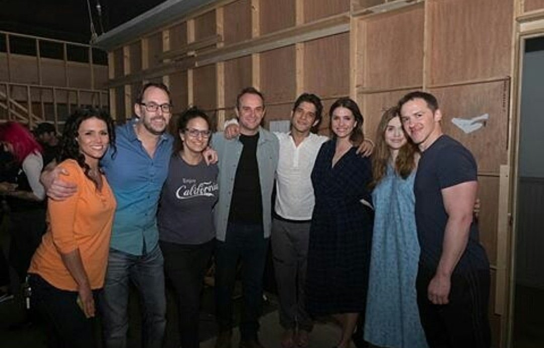 tylerposeychi's tweet photo. Nueva/Vieja foto de Tyler con parte del cast en el ultimo día de grabación https://t.co/WpTQyQEcle
