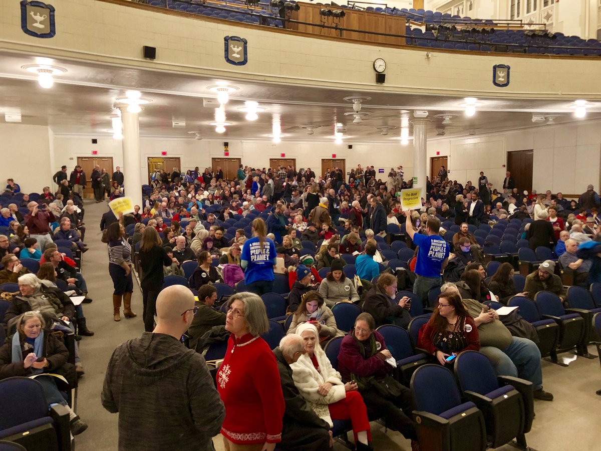 jgagain's tweet photo. #IACaucus 2018 > Roosevelt High School, Des Moines, #Iowa https://t.co/cozlGXR5Nj