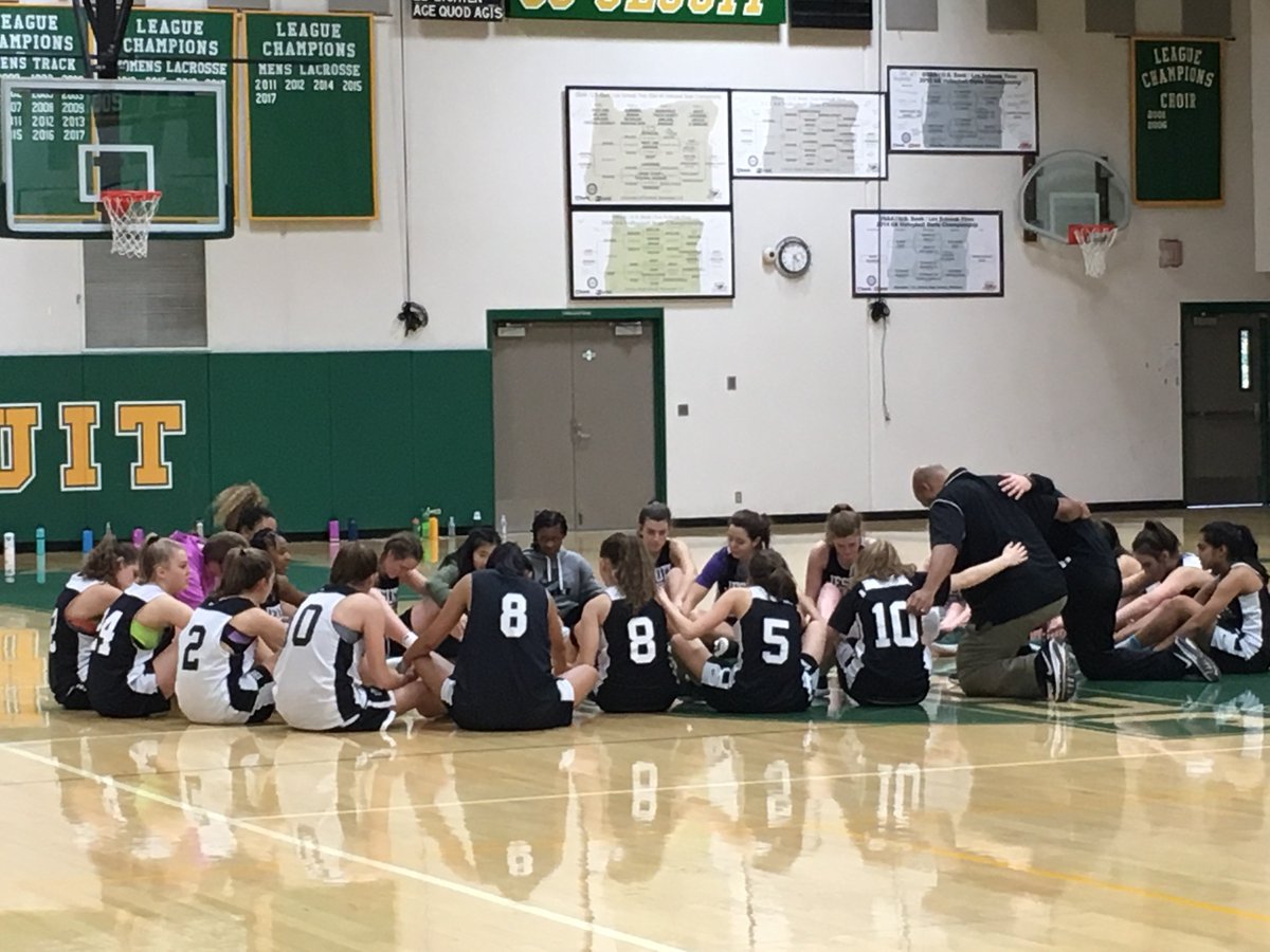 JesuitHighPDX's tweet photo. Play hard. Pray hard. #JesuitHoops #VarsityPractice https://t.co/VhwPwGJbKI