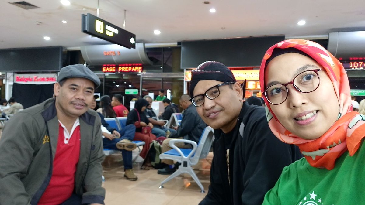 Di bandara Yogya pagi ini ketemu teman lama, Dr. Zuly Qodir, intelektual Muhammadiyah yg saat ceramah lucunya minta ampun; mirip2 kiai NU. Saya anggap dia ini Muhammadiyah Rasa NU - MURNU. 😀