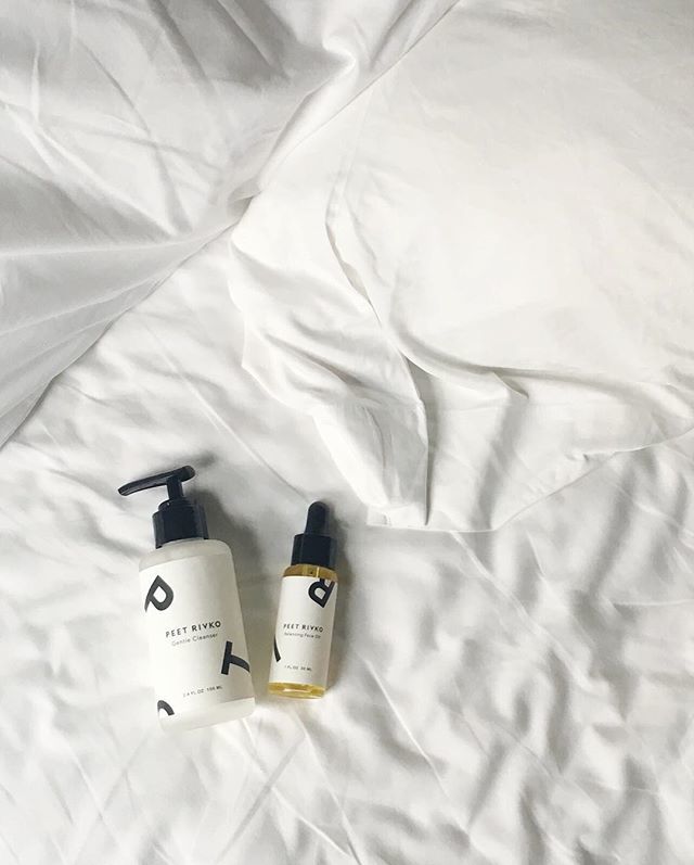 If you live in a (polluted) city or tend to wear more makeup during the day, try double cleansing before going to bed—it will help get rid of that extra layer of residue and grime. Start with a few drops of face oil to help dissolve makeup and dirt. Rins… ift.tt/2BF6uj3