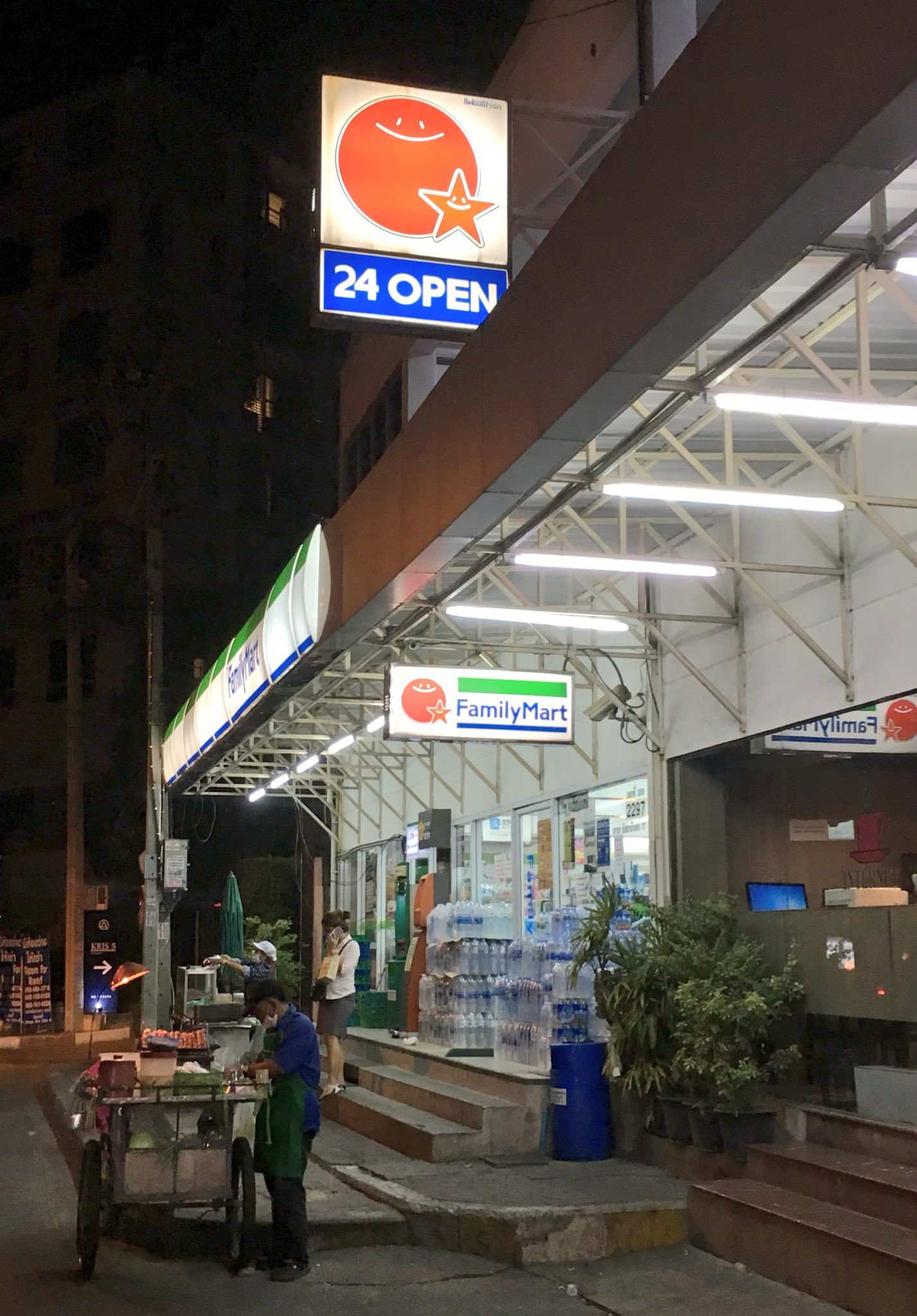 Nsdi Staff Twitterissa Nsdi Thai タイのコンビニは7イレブンの一人勝ち状態ですが ローソン ファミマ も頑張ってます 日本で見なくなったこのファミマのマークもまだ現役です T Co Uexyys3jzf コンビニ ファミマ ファミリーマート バンコク コンビニ Nsdi Staff Twitterissa Nsdi Thai タイのコンビニは7イレブンの一人勝ち状態ですが ローソン ファミマ も頑張ってます 日本で見なくなったこのファミマのマークもまだ現役です T Co Uexyys3jzf コンビニ ファミマ ファミリーマート バンコク コンビニ