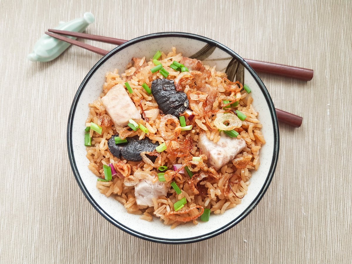 Yam, pork belly, #mushrooms, dried shrimps + shallots come together to create a FRAGRANT and delicious one-pot yam #rice.

goo.gl/z1NyV5 #recipe #cooking #weekdaymeal