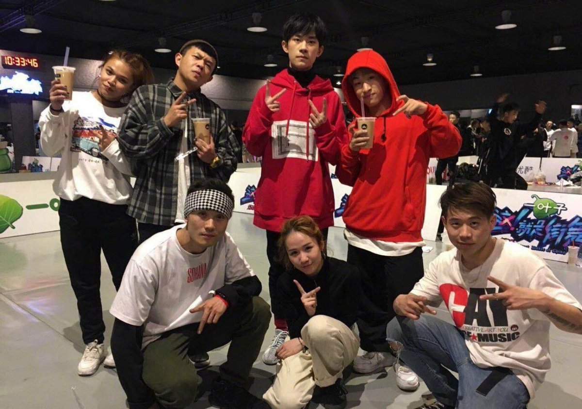 JacksonYee_YT's tweet photo. 《这！就是街舞》通宵排练，暖心易队长不仅给一起练舞的队员提建议，还请大家喝奶茶～
Street Dance of China rehearsed all night. The thoughtful Captain Yee not only gave advice to the dancers，but also bought milk tea for everyone.
Cr：图中选手
#JacksonYee https://t.co/BHTvnU2UWm