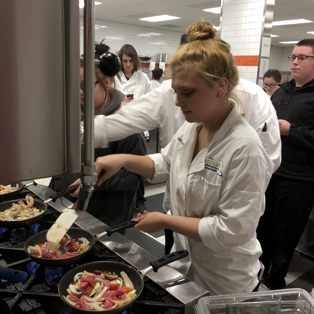 828Deb's tweet image. The art and science of Oils. 17 students from SiouxCity went to hear Chef Koetke from Kendall college talk about lipids and work with them hands on in foods lab at WITCC.  What a great science lesson!