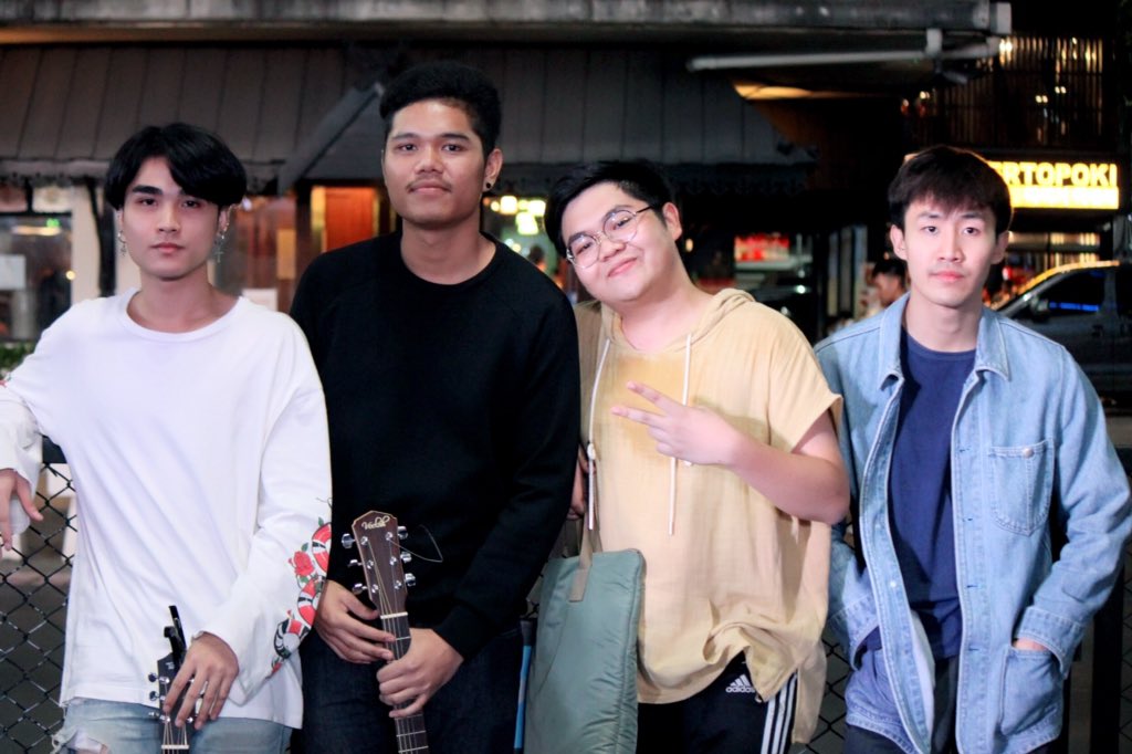 PiiNottOfficial's tweet photo. เก็บตกรูปวงพิศมัยที่มาร้องเพลงเพราะๆ ให้ฟังในงาน Love@Siam2018 และขอบคุณทุกคนที่มาให้กำลังใ��พี่น๊อตและวงพิศมัยกันนะค้าบ�� 🙏❤️ #LoveAtSiam #PiinothingNOT https://t.co/WJnGTcY5Tj