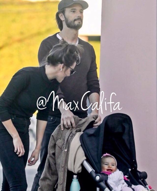 Melporai's tweet photo. FLAGRA DA NINA! 👶💗 Mel Fronckowiak e Rodrigo Santoro passeiam com sua filha Nina. Fofa né? #melporaí https://t.co/z8vxc24MFf