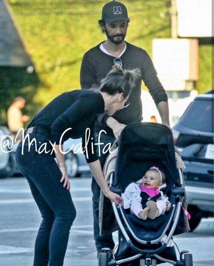 Melporai's tweet photo. FLAGRA DA NINA! 👶💗 Mel Fronckowiak e Rodrigo Santoro passeiam com sua filha Nina. Fofa né? #melporaí https://t.co/z8vxc24MFf
