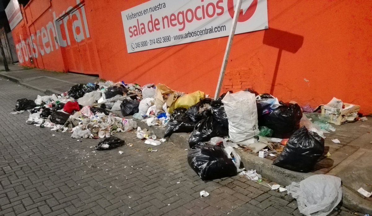 Eyrck's tweet photo. Crisis sanitaria en Bogotá de 5 días y nada pasa... reportando desde la localidad de SantaFe @EnriquePenalosa @Bogota https://t.co/UlSQBbI43i