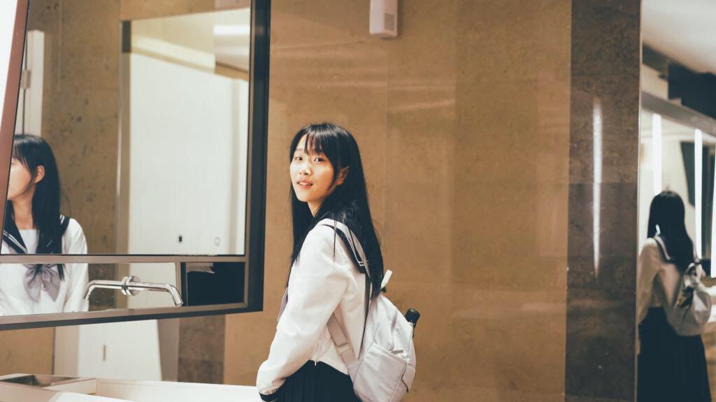 Decadegraphy's tweet photo. #DG故事 #DecadeGraphy 今天是摄影师二二 @ererveruy 给推友茶茶妹子拍的照片。

茶茶当时刚到成都，依旧为双相情感障碍所困扰，经常性的迷茫不安。在书本中寻求存在，从他人身上汲取安全感，却完全无法确认自己的感情。茶茶希望十年后的她可以正视任何一个时期的自己，可以好好确认和对待每一份感情。 https://t.co/d8nZV3FQKB
