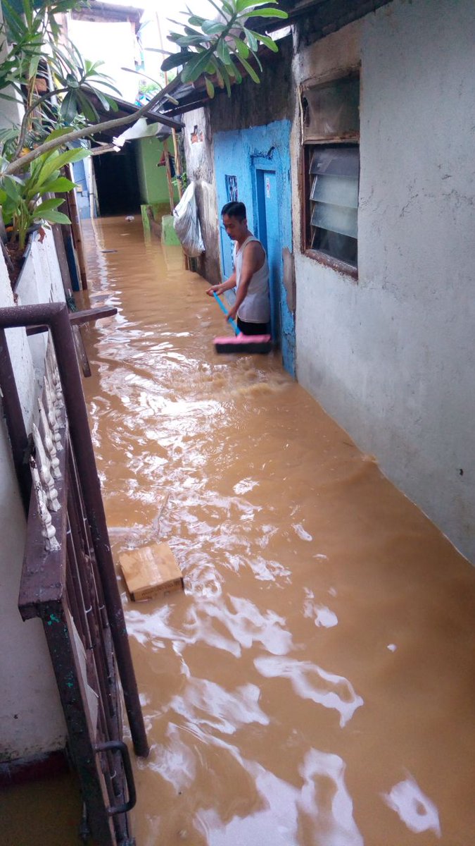 rizqarani's tweet photo. @petabencana #Banjir kebon baru tebet Rt. 07,Rt.05 +60cm sampai 1m mulai surut sekitar 10cm dari ketinggian smalam se dada orang dewasa https://t.co/VM2FYGD4uX