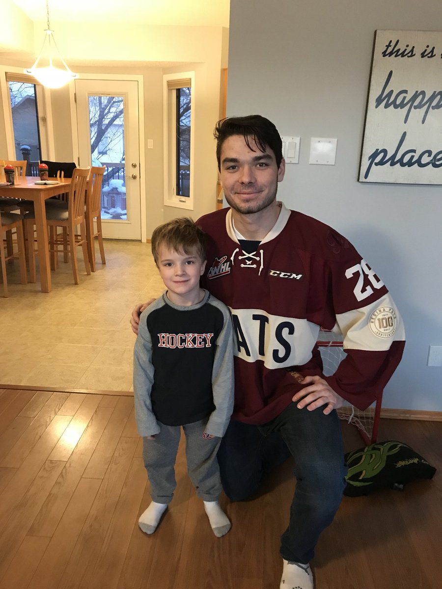 Krista_B_85's tweet photo. @WHLPats Thank you for the pizza and friendly service, @brady_pouteau! #haveaheartnight #pumpedkids https://t.co/pTkzTiMutk
