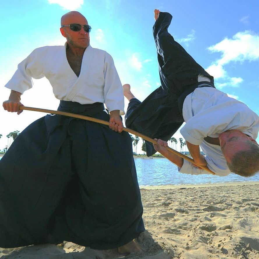 AikidoRD's tweet photo. - Jo dori on the beach.
from @uchi_deshi
#aikido #osensei #aikishinshinshurenkai #saito #mori#hitohirasaitosensei #iwamaryu #iwamaweapons #takemusuaiki #takemusuaikii #ukemi #toboukemi #highfalls #breakfalls #beachaikido - #miaikido #aikidord https://t.co/GPrJFtPAOz