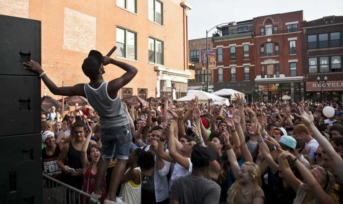 ChooseChicago's tweet photo. We don't know what you're thinking about, but we're thinking about all of the festivals happening in Chicago this year. See our guide to food, music, culture, art and history throughout the city: https://t.co/TFJfRNM226 #ChicagoHome https://t.co/pdRViUxC28
