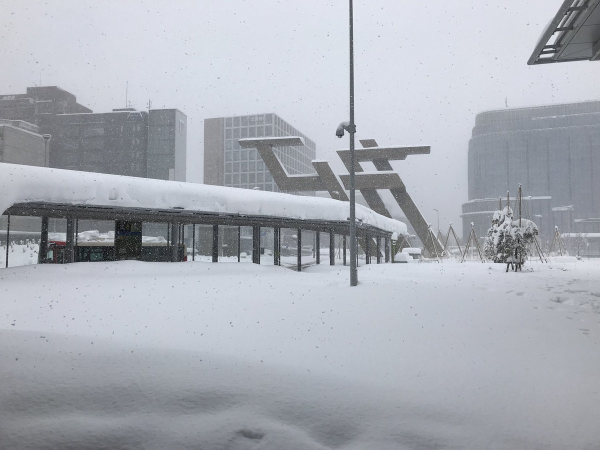 z_nagaya's tweet photo. 金沢駅の現在の様子。雪に埋もれてます。鉄道は全面運休。 https://t.co/PYvsybUM3h