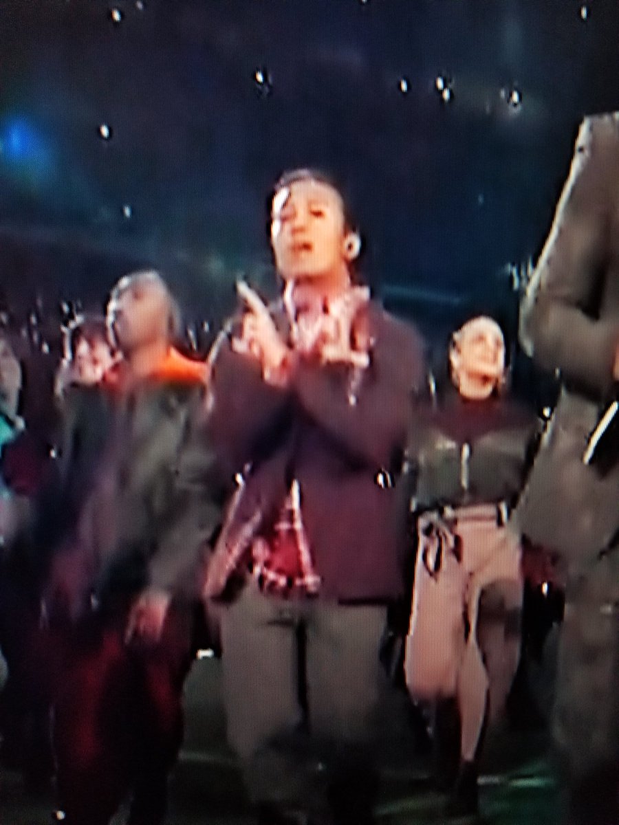 fallon502's tweet photo. i caught Timberlakes dancer throw up the Crip sign https://t.co/OH5aUBiGFw
