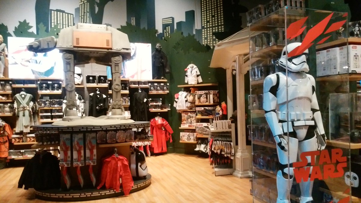 サエボーグ ディズニーストアもデカイ 店員さんがbb8をハンドパワーみたいに動かしてた Disneyランドもストアも音楽効果を凄い意識してて 強制的に楽しい気分になるようにしてるから ついついご機嫌になって何か買おうとしてしまうよね