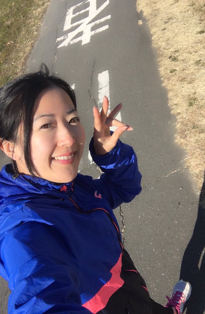 maedamari's tweet photo. 朝から ジョギング！
気持ちよかった〜  🌞寒いので
#hotchillys のウェアに変えました
るん♩

#超wavyでごめんね
#ポーズなかなかうまくいかずlol
#超runでごめんね https://t.co/xKLIczMWN6