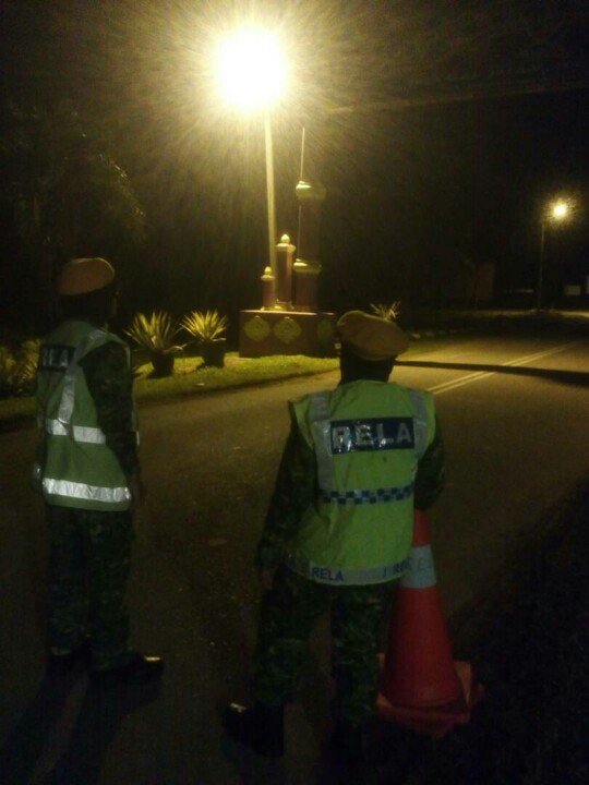 5/2/2018 Penugasan Anggota RELA di PKKR FELDA Kota Gelanggi 01, melakukan kawalan di pintu masuk utama... DS <a href="/Zahid_Hamidi/">Zahid Hamidi</a> DS <a href="/alwi_ibrahim59/">Alwi Ibrahim</a> <a href="/zulkifliabidin/">Zul Abidin</a> <a href="/relamalaysia/">relamalaysia</a> <a href="/RazibSRBrians/">R-jib</a> <a href="/JannahSaya/">Saya Jannah</a> <a href="/relapahang/">RELA Negeri Pahang</a> <a href="/wan_goback/">mamazolllaaa</a>