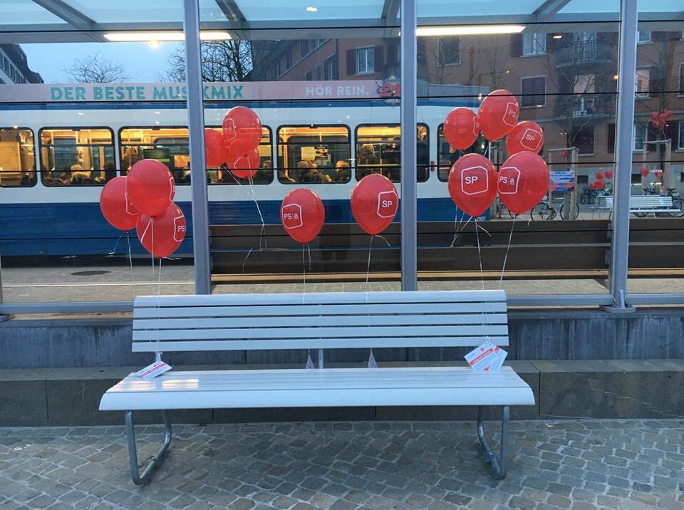 spkreis4_5's tweet photo. Heute haben wir den Hardplatz mit 200 SP-Ballonen in Beschlag genommen! #GRWahlen18 https://t.co/CEUcBZoEz1