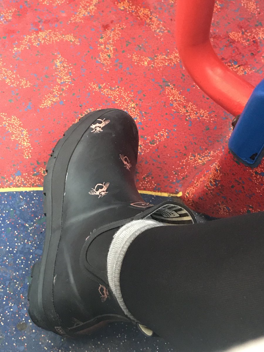 nowerinrobbo's tweet photo. Loving all this snow at 35 weeks pregnant or not. Best investment of the winter...#wellibobs @Joulesclothing #matleavecalling #lastweekofwork #cantgetfullwelliesoff #pregnancyproblems https://t.co/gJal6mREfw