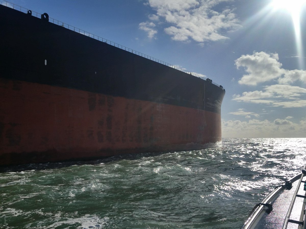 MTSGroupUK's tweet photo. Pilot Launch #MTSPathfinder landing a #DeepSeaPilot from a VLCC off #Brixham using a personnel basket #MTSGroupLtd #Pilotlife https://t.co/9P7s6ddGM6