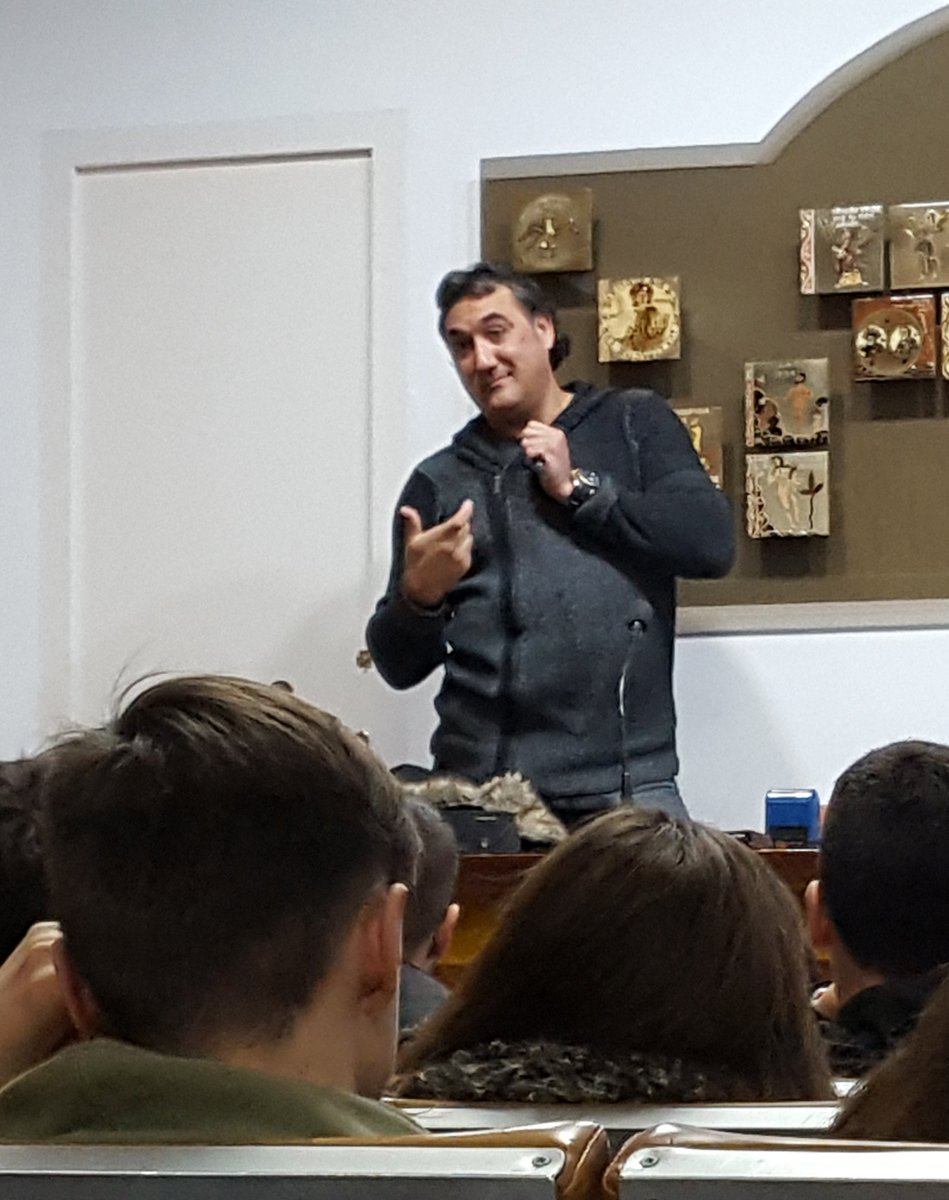 miqmag's tweet photo. "Els pares no saben protegir digitalment els fills... ensenyem els fills a protegir-se ells i als pares" @BrunoPerezJunca a #LaSalleGirona #SaferInternetDay2018 #CNIPJ https://t.co/tMuSPCJvzh