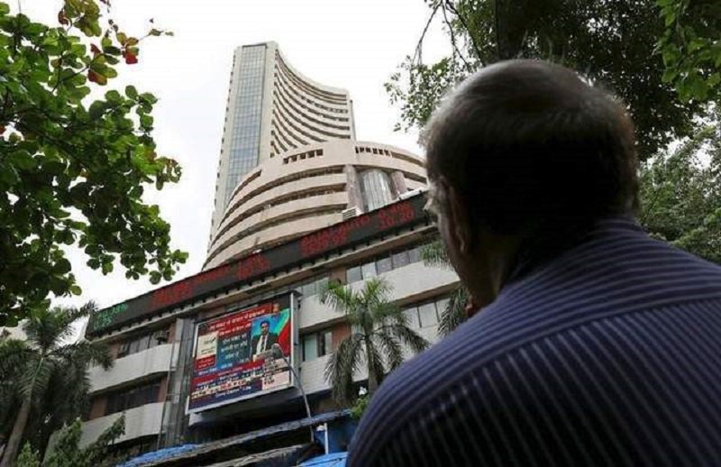 news24tvchannel's tweet photo. BREAKING: शेयर बाजार में हाहाकार, कुछ सेकंड में डूबे 5 लाख करोड़ रुपए #Sensex #Nifty #Mumbai https://t.co/KZOqfn8vDd https://t.co/03IWJfjRxf