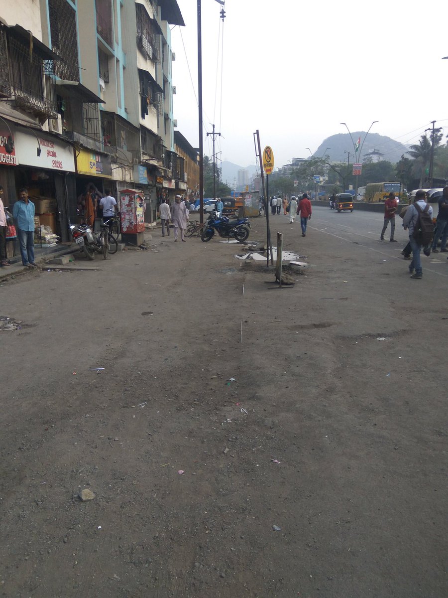 Nafees1325's tweet photo. @ThaneTraffic Great work done by mumbra traffic police for clearing illegal parking at sanjay nagar chowk, hope for similar action from Mumbra station to Kausa talao pali. https://t.co/kl4sLWaAAO