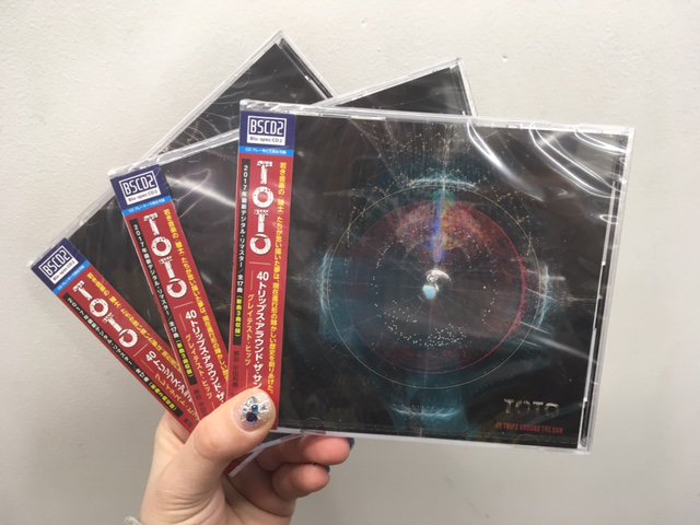 タワーレコード町田店 町田モディ7f 営業時間10 30 00 Twitterissa Toto 今年18年に デビュー40周年 を迎えるtoto アニバーサリーイヤーを記念した最新ベストアルバム 40トリップス アラウンド ザ サン グレイテスト ヒッツ 入荷いたしまし