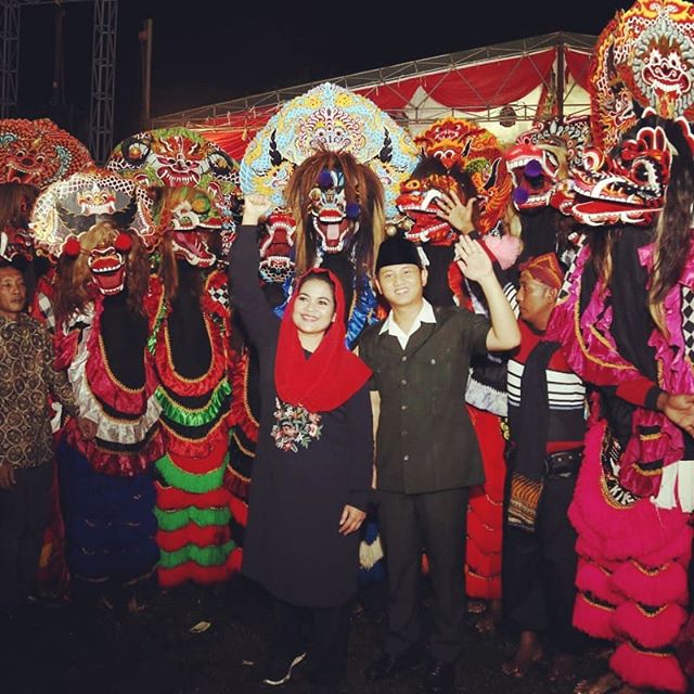 FOLLOW instagram.com/pdipjatim -  Mbak Puti <a href="/puti_soekarno/">Puti Guntur Soekarno</a> dan Wabup Trenggalek M. Arifin <a href="/avinml/">backup account</a> bergembira ria dalam iringan kesenian Jaranan Rampak Barong bersama ribuan warga di lapangan Karangan, Trenggalek Senin (5/2/2018) malam. . . . #trenggalek… dlvr.it/QFBqnY