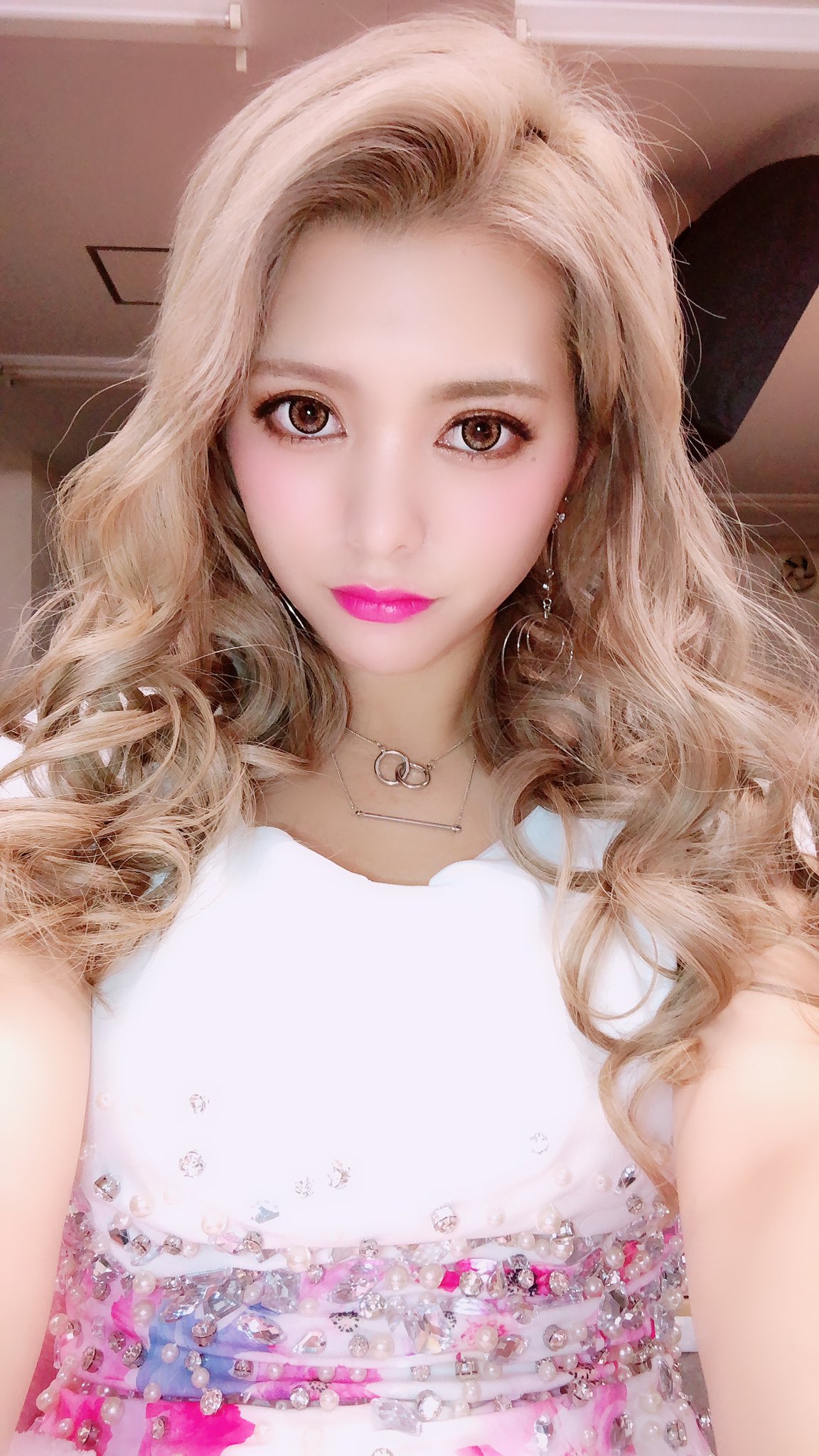 うさたにパイセン🐰🇺🇸 on Twitter &quot;ちょっといつもと違う感じの大人可愛いギャルメイクです💄 ドレス撮影はたいてい前髪かきあげが