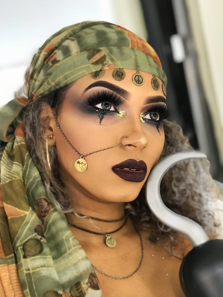 moura_aliny's tweet photo. Só pra quem é amante do “Piratas do Caribe” essa é dedicada a vocês 🖤  Johnny depp versão mulher 😍 #SagaMakeCarnaval #StudioEliteMoura #DeusSemprenoControle https://t.co/4aHaljb8IW