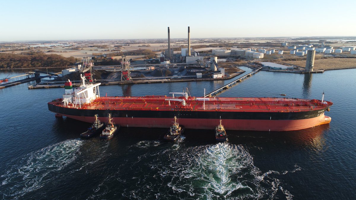 Bahrona_Mag's tweet photo. #صورة_اليوم: ناقلة المنتجات النفطية "#صحم" التابعة لـ @omanshippingco اثناء رسوها في #ميناء_ستجنيس #Stignes في #الدنمارك. https://t.co/qNHZa31Z4S