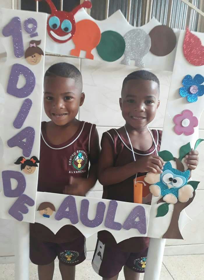 JoyceSanttooos's tweet photo. #GêmeosDaPesada 1° Dia de Aula 😍❤ https://t.co/lylrilkg1Q