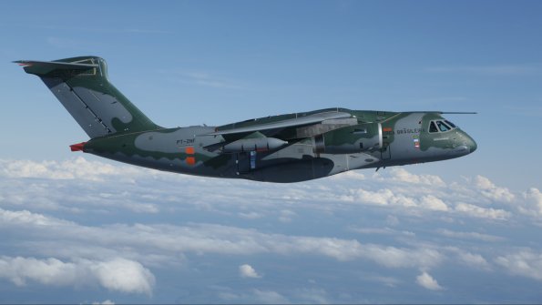 scramble_nl's tweet photo. Interesting news from the #SingaporeAirShow2018 where SkyTech, a joint venture between @hifly_airline and @AdagoldAviation, has signed a LOI with @embraer for 6 #KC390 aircraft. #AvGeek (photo: #Embraer) https://t.co/E9BJdMVomn