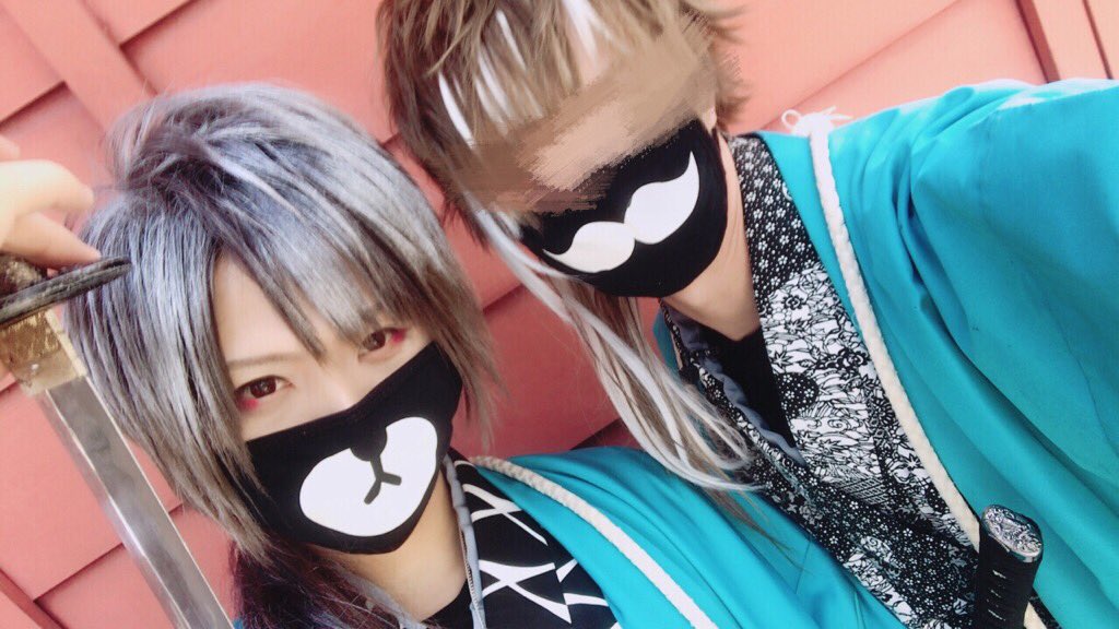 uni_mafumafu's tweet photo. 撮影終わったぁぁぁ！！
今日は昨日に続いて日光江戸村に行ってきましたー！！みんな大好きな新撰組の服を着せてもらったり、めっちゃ楽しい１日だった！！
刀とか持ってテンションぶちあがりだった(｀・ω・´)

１枚目は←まふまふ  →luzくん
２枚目はみんなめっちゃ格好つけてる写真 https://t.co/XAJi97ASXe