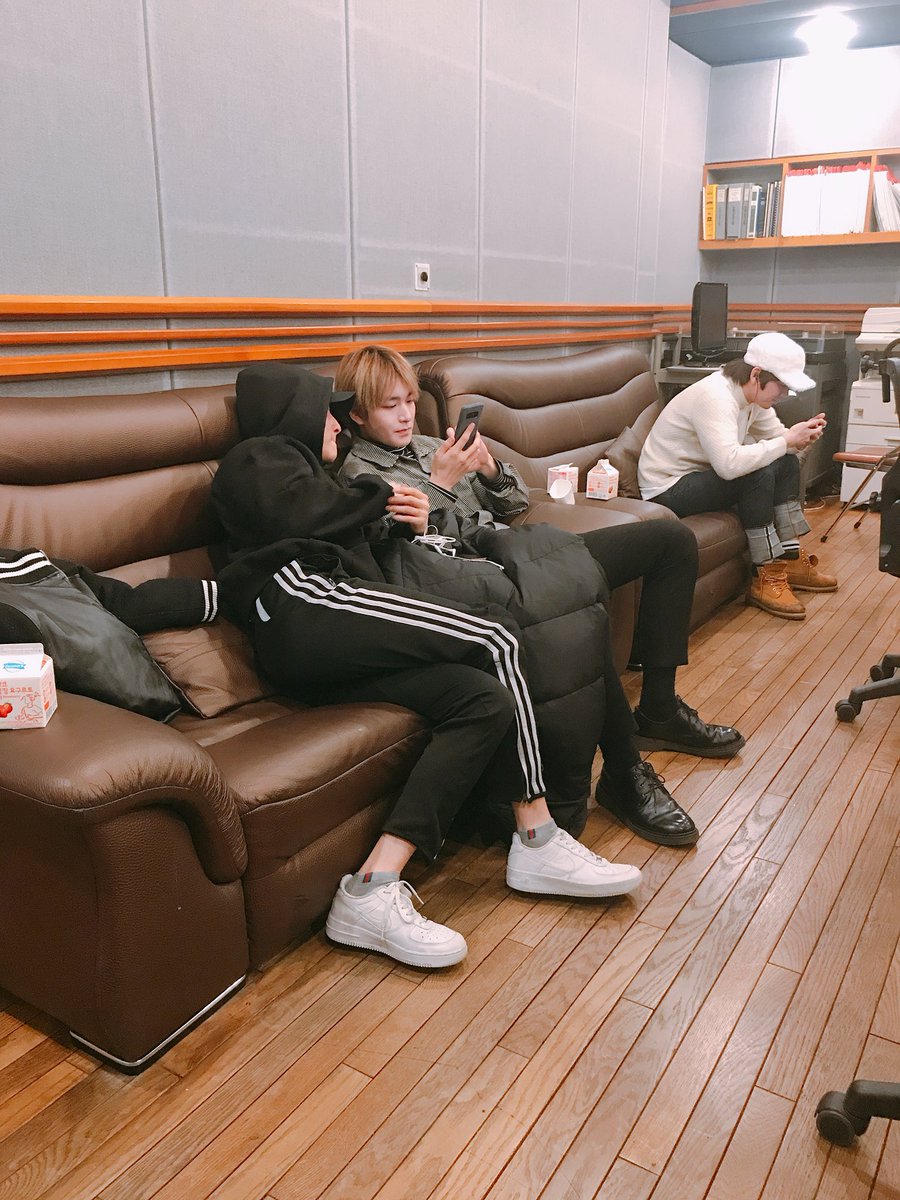 BAIKAL_official's tweet photo. #바이칼 은 다음 앨범 타이틀곡 녹음중🎶 #스완 여러분 조금만 기다려주세요! 곧 멋진 모습으로 찾아갈게요~💕💕
#생얼도_잘생긴_바둥이들😭👍🏻 https://t.co/vR8Q9laJce