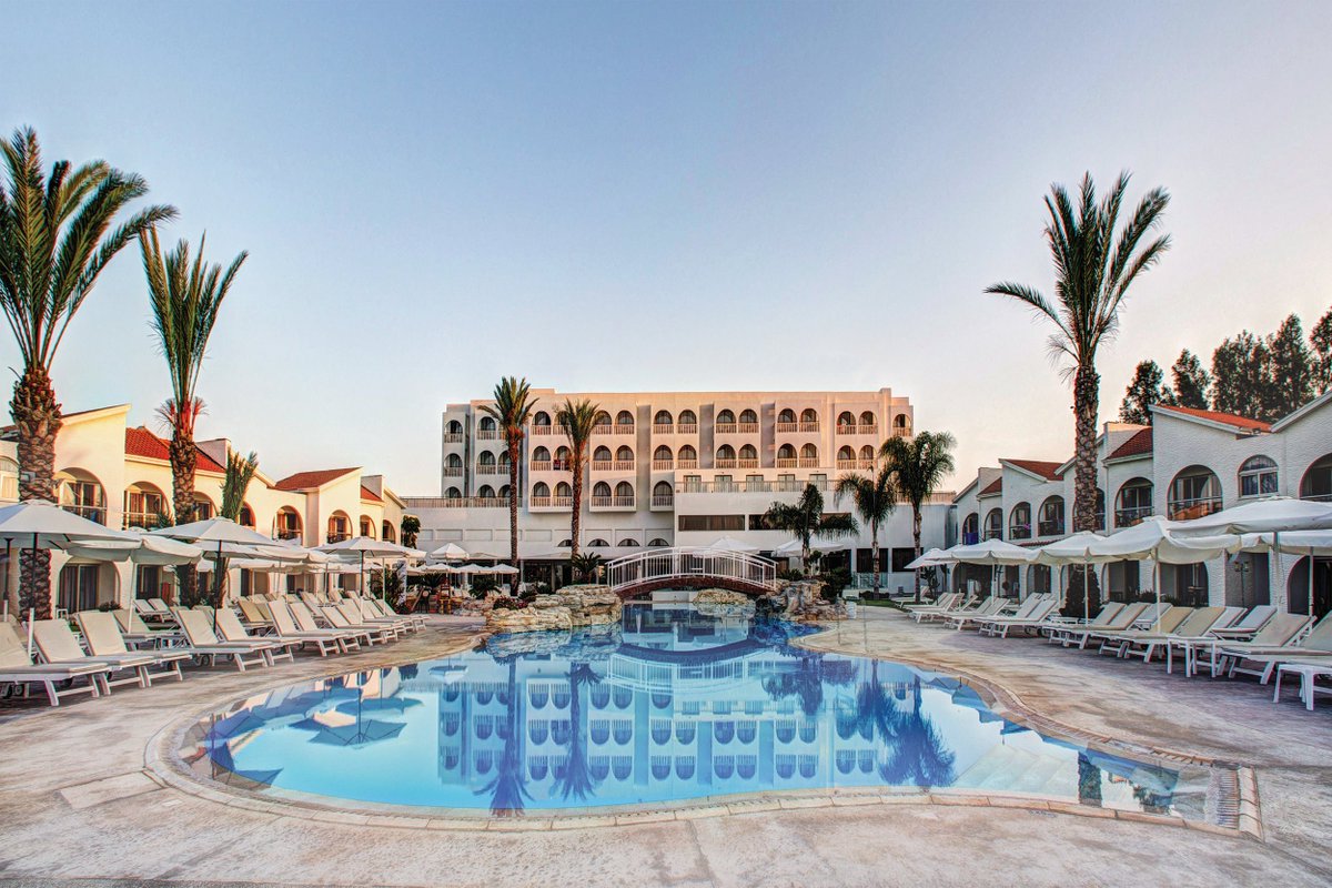 PrincessBeachCY's tweet image. The #Adultspool! Surrounded by palm trees and #sunshine in abundance. 
Press "❤" if you would like to be here!