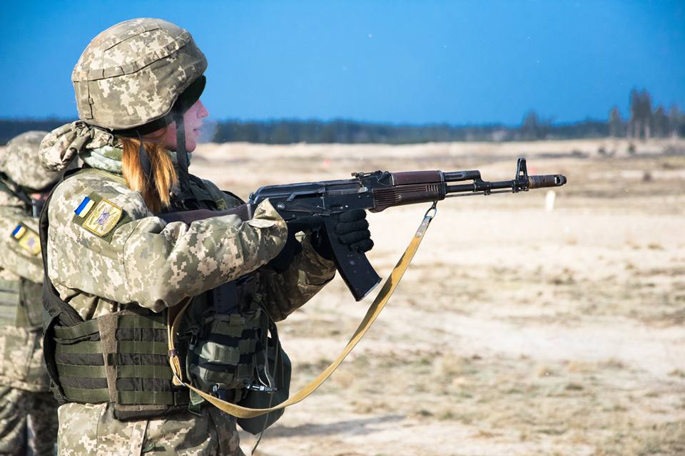 DefenceU's tweet image. Наші захисниці складали іспити зі стрільби.
Пишаємося нашими жінками!
#militarywoman #army #UA #ArmedForcesofUkraine