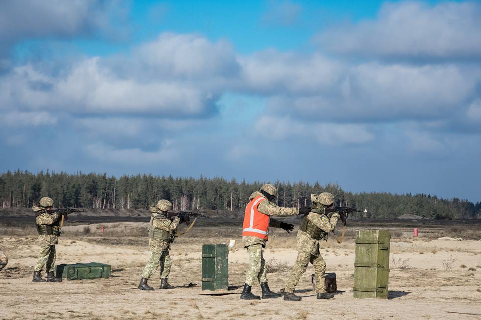 DefenceU's tweet image. Наші захисниці складали іспити зі стрільби.
Пишаємося нашими жінками!
#militarywoman #army #UA #ArmedForcesofUkraine