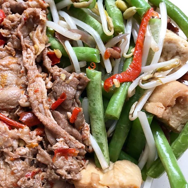 Close up makan siang kami kemarin, Nasi merah Lidah Rawit &amp; Oseng Tauge Buncis