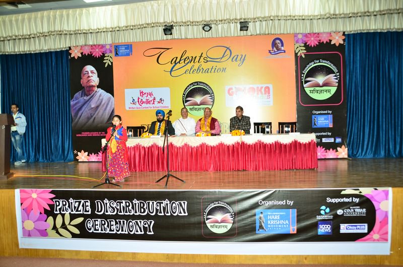 Datawind's tweet photo. Datawind supports Akshay Patra foundation for their inter-school competitions under the banner of Gita Fest and Krishna Contest in Jaipur. First prize winners were awarded DataWind tablets while all participants were appreciated with a participation certificate. https://t.co/0WMv8OBwhO