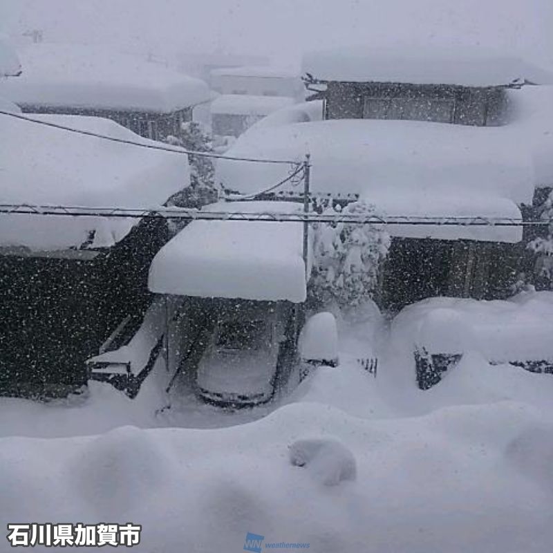 ウェザーニュース 福井 金沢 豪雪による家屋倒壊警戒を 石川県 福井県内における街の状況です 屋根等にかなり分厚く積雪しています 特にカーポートや物置小屋等は住宅より強度が弱く 早めの雪下ろしが必要です 記事内で 倒壊の予兆 雪下ろしの際