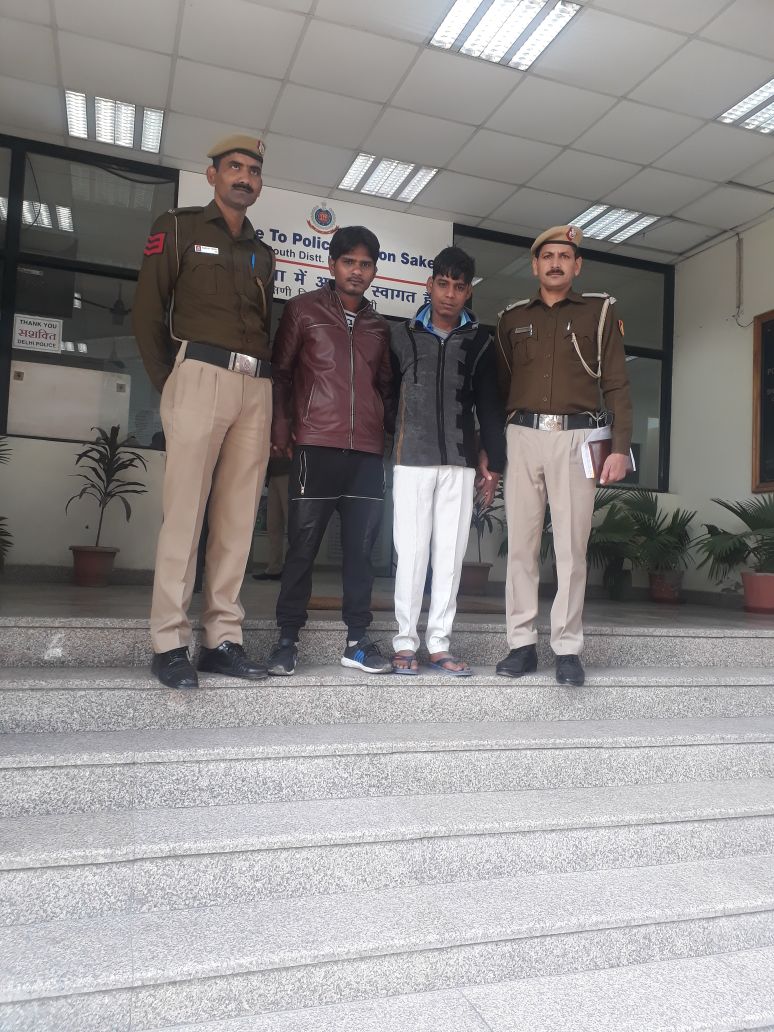 DCPSouthDelhi's tweet photo. During #AreaPatrolling team PS #Saket #SouthDistrict @DelhiPolice chased and caught 02 prsn who were trying to flee after committing #pickpocketing in a  #Bus. Take care of your belonging while traveling,
@DelhiPolice #SafetyFirst #Alertness. https://t.co/IyLnkFSyZc