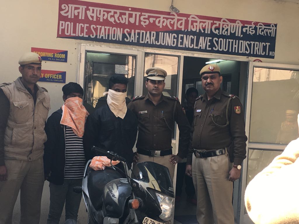 During #PicketChecking Team PS #SJEnclave #SouthDistrict arrested 02 #Notorious #snatcher who targeted gullible #walkers using mobile phone while walking on the roadside. One #Stolen m/cycle and snatched mobiles recovered @DelhiPolice #CrimeFreeDelhi