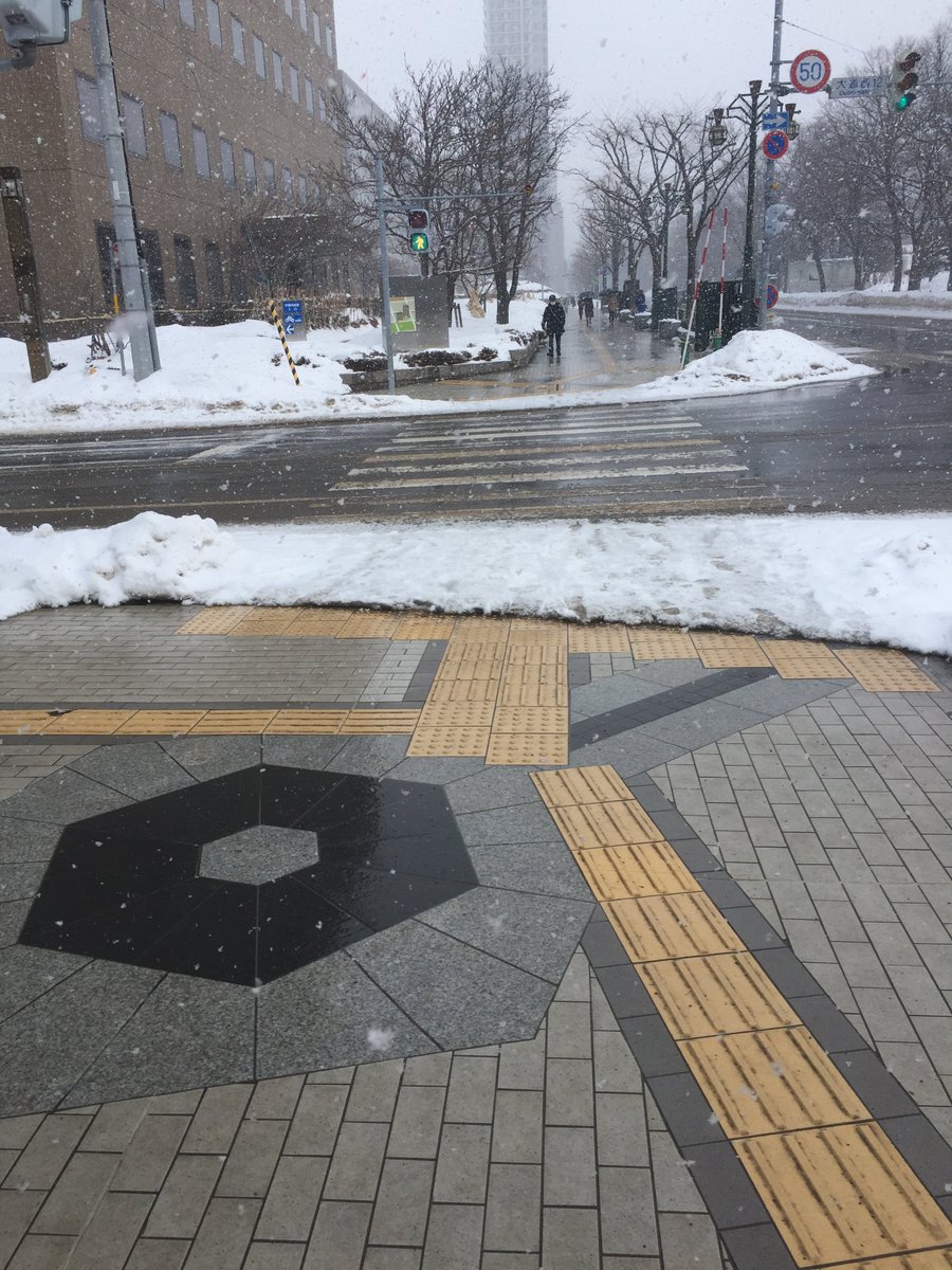 札幌市教育文化会館 インフォメーション 業務連絡 三文オペラ 関係者 遠方からのお客様へ 札幌は 相変わらずの雪道です 会館前など メイン通りの歩道はロードヒーティングで路面が出ていますが それ以外は雪道になっております 特に その境目が